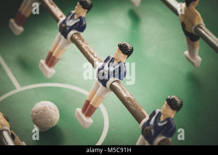 Tabella i giocatori di calcio e la sfera Foto Stock