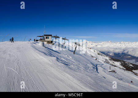 Pila, Aosta, Italia - 19 Feb 2018: seggiovia italiana al comprensorio sciistico di Pila su strade coperte di neve Alpi e alberi di pino durante l inverno con Mt. Blanc, Francia Foto Stock