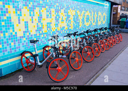 Mobike biciclette parcheggiate a una docking station in Torrens street, Angelo, Londra. Mobike è un basso costo di bike-sharing popolarissima in Cina. Foto Stock