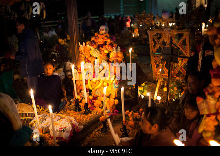 La gente guarda tombe decorate su Janitzio Island durante il Dia de los Muertos (Giorno dei Morti) celebrazioni nel Lago Patzcuaro, vicino a Patzcuaro Michoacan,, Messico sabato 1 novembre 2014. Il dia de los Muertos (Giorno dei Morti) è un tradizionale vacanza centrata attorno a ricordare e onorare defunti familiari. Lontano da una triste vicenda, Dia de los Muetros è una celebrazione di vita. Patzcuaro, una pittoresca città nello stato di Michoacan, Messico (sette ore a ovest di Città del Messico), attira turisti da tutto il mondo nei giorni che portano fino al Dia de los Muertos. Foto Stock