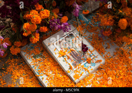 Tombe decorate su Janitzio Island durante il Dia de los Muertos (Giorno dei Morti) celebrazioni nel Lago Patzcuaro, vicino a Patzcuaro Michoacan,, Messico sabato 1 novembre 2014. Il dia de los Muertos (Giorno dei Morti) è un tradizionale vacanza centrata attorno a ricordare e onorare defunti familiari. Lontano da una triste vicenda, Dia de los Muetros è una celebrazione di vita. Patzcuaro, una pittoresca città nello stato di Michoacan, Messico (sette ore a ovest di Città del Messico), attira turisti da tutto il mondo nei giorni che portano fino al Dia de los Muertos (Novembre 1a e 2a). Foto Stock