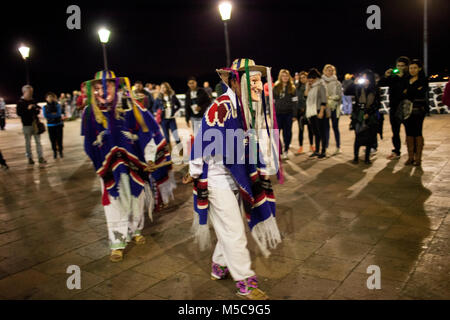 Danzatori indigeni partecipare a feste su Janitzio Island durante il Dia de los Muertos (Giorno dei Morti) celebrazioni nel Lago Patzcuaro, vicino a Patzcuaro Michoacan,, Messico sabato 1 novembre 2014. Il dia de los Muertos (Giorno dei Morti) è un tradizionale vacanza centrata attorno a ricordare e onorare defunti familiari. Lontano da una triste vicenda, Dia de los Muetros è una celebrazione di vita. Patzcuaro, una pittoresca città nello stato di Michoacan, Messico (sette ore a ovest di Città del Messico), attira turisti da tutto il mondo nei giorni che portano fino al Dia de los Muertos. Foto Stock