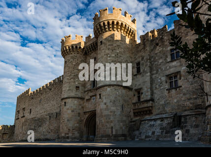 Il Palazzo del Gran Maestro dei Cavalieri di Rodi a.k.a. il Castello, è un castello medioevale di Rhodes, Grecia. Foto Stock