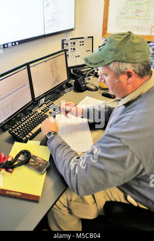 Controllo gamma marchio tecnico di conferire con la direzione dei piani, di formazione, di mobilitazione e di opere di protezione al fuoco Desk su gen. 16, 2018 a Fort McCoy, Wis. il desk gestisce le comunicazioni con le unità utilizzando la gamma complesso nonché come intervallo di manutenzione e di altro personale in tutto 46.000 acri di aree di formazione sulla Fort McCoy. (U.S. Esercito Foto Stock