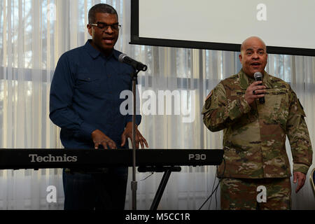 Stati Uniti Army Sgt. 1. Classe Dale Lopez, Base comune Langley-Eustis senior per gli affari religiosi NCO, e Dave Gholson, Bethel Temple Church pastor in Hampton, Virginia, eseguire una canzone in inglese e spagnolo durante il National Prayer Breakfast a JBLE, Va., Febbraio 7, 2018. Lopez anche leggere la scrittura durante la cerimonia. (U.S. Air Force Foto Stock