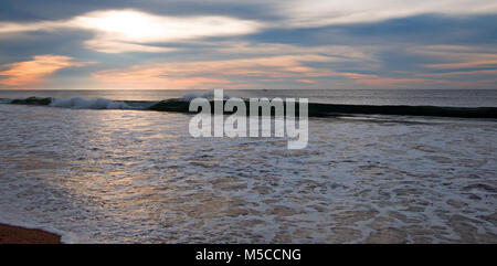 Tramonto sul mare dalla schiuma le onde che si infrangono sulla spiaggia di San Jose Del Cabo in Baja California Messico BCS Foto Stock