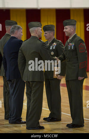 Stati Uniti Marine Corps Il Mag. Gen. John K. Amore, comandante generale, seconda divisione Marine (2d MARDIV), a sinistra, premi Lt. Col. Christopher L. Bopp e Sgt. Il Mag. Paolo T. Costa, 2° Battaglione di ricognizione, 2d MARDIV con Follow Me award il Camp Lejeune, N.C., Febbraio 9, 2018. Stati Uniti Marines, i marinai e i civili hanno partecipato alla cerimonia di riflettere sui successi della divisione negli ultimi 77 anni. (U.S. Marine Corps Foto Stock