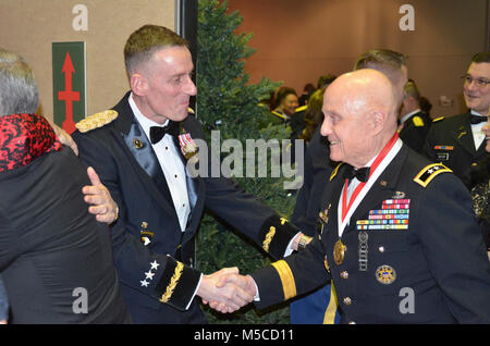 Tacoma, WA - Lt. Gen. Gary J. Volesky, comandante generale dell America del primo corpo e la base comune Lewis McChord, saluta il Mag. Gen. (Ret.) Thomas F. Cole durante la linea di ricezione del corpo centenario della sfera all'Hotel Murano, 10 febbraio 2018. Gen. Cole's 36 anni di carriera militare include il combattimento in Corea e Vietnam Wars lungo con tour in Giappone, Germania e alto comando negli Stati Uniti. Si ritirò come il vice comandante della sesta esercito degli Stati Uniti. Foto Stock