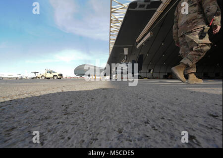 Un aviatore dal 99th Expeditionary squadrone di ricognizione rimorchia un U.S. Air Force RQ-4 Global Hawk in un appendiabiti su Al Dhafra Air Base, Emirati Arabi Uniti Feb 13, 2018. Il Global Hawk è affidata la missione di fornire un ampio spettro di ISR la capacità di raccolta a sostegno congiunto delle forze combattenti di tutto il mondo in tempo di pace e di contingenza e operazioni di guerra. (U.S. Air Force Foto Stock