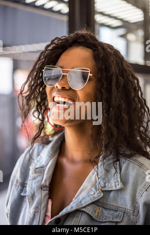 Le donne africane sorridente e felice e cercando di moda. Johannesburg Gauteng, Sud Africa, 20018/01/10. Foto Stock