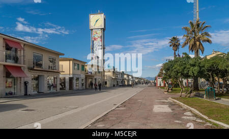 Il lungomare e la torre dell orologio a Viareggio e Lucca, Toscana, Italia Foto Stock