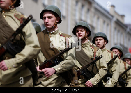 La Bielorussia, Gomel, 9 maggio 2017, il giorno della vittoria: celebrazione,soldati della Seconda Guerra Mondiale nelle fila della sfilata.Costruire un soldato. Servizio militare Foto Stock