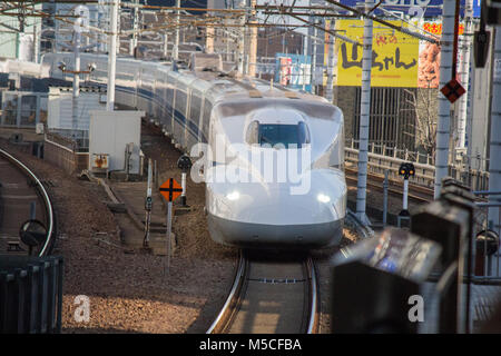 Un treno sulla linea da Nagano a Hiroshima Foto Stock