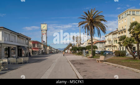 Il lungomare e la torre dell orologio a Viareggio e Lucca, Toscana, Italia Foto Stock