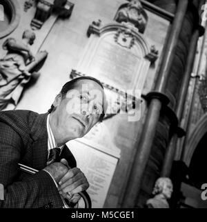 Claude Taittinger della famiglia champagne fotografato in Westminister Abbey con la placca di Charles de St-Denis Seigneur de St-Evremond dietro la cui storia di vita egli scrisse, archiviazione fotografia fatta il 14 Luglio 1989 Foto Stock