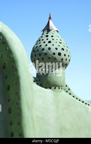 Dettaglio del tetto verde e il pignone di un Earthship casa sostenibile realizzata in adobe e riutilizzato le bottiglie di vetro vicino a Taos nel Nuovo Messico, STATI UNITI D'AMERICA Foto Stock