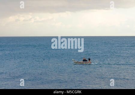 Solo singolo, piccola barca da pesca in mare mediterraneo, Andalusia, Costa del Sol, Spagna. Foto Stock