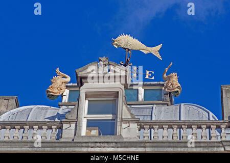 Città di Londra una banderuola e sculture in pietra di un opportunamente "pesce" la natura sul tetto del vecchio mercato di Billingsgate Foto Stock