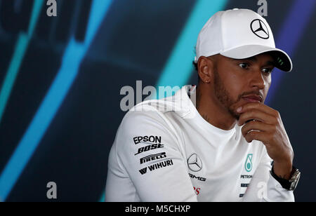 Driver Mercedes Lewis Hamilton per partecipare a una conferenza stampa durante la Mercedes-AMG F1 2018 Lancio auto a Silverstone, Towcester. Foto Stock