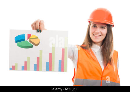 Bella ingegner architetto donna che mostra una carta con grafici e diagrammi come analisi del profitto concept Foto Stock