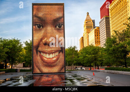 Si affaccia su una installazione luminosa nel Millennium Park, Foto Stock