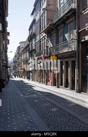 R. das Flores nel centro storico di Porto, Portogallo Foto Stock