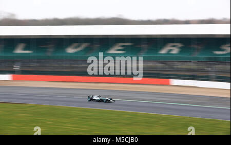 Driver Mercedes Valtteri Bottas sulla via durante la Mercedes-AMG F1 2018 Lancio auto a Silverstone, Towcester. Foto Stock