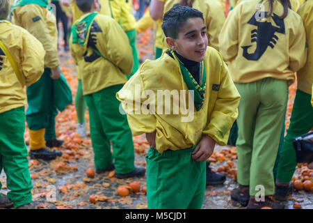 IVREA, Italia - 11 febbraio 2018: i partecipanti della battaglia delle arance durante il carnevale storico di Ivrea, Italia. Foto Stock