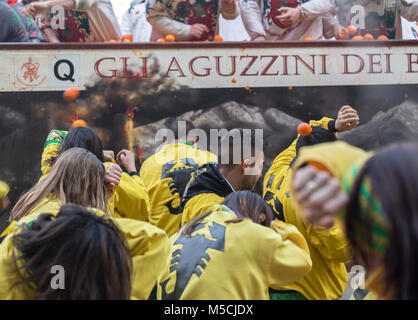 IVREA, Italia - 11 febbraio 2018: i partecipanti della battaglia delle arance durante il carnevale storico di Ivrea, Italia. Foto Stock