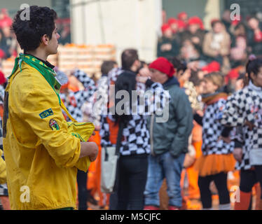 IVREA, Italia - 11 febbraio 2018: i partecipanti della battaglia delle arance durante il carnevale storico di Ivrea, Italia. Foto Stock