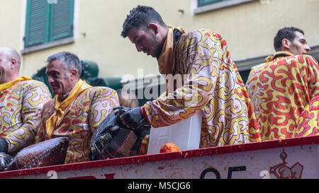 IVREA, Italia - 11 febbraio 2018: i partecipanti della battaglia delle arance durante il carnevale storico di Ivrea, Italia. Foto Stock