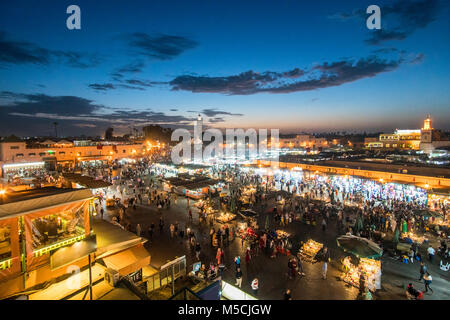 Famoso mercato marocchino piazza Jamaa El Fna a Marrakech quartiere della medina, chiamato anche Piazza Jemaa El Fnaa, Djema El Fna o Djemaa El Fnaa, pieno di turisti un Foto Stock