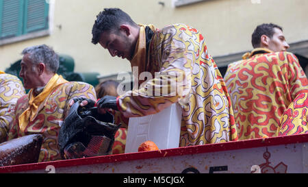 IVREA, Italia - 11 febbraio 2018: i partecipanti della battaglia delle arance durante il carnevale storico di Ivrea, Italia. Foto Stock