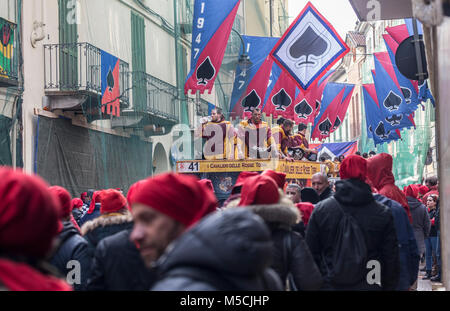 IVREA, Italia - 11 febbraio 2018: i partecipanti della battaglia delle arance durante il carnevale storico di Ivrea, Italia. Foto Stock