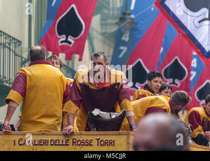 IVREA, Italia - 11 febbraio 2018: i partecipanti della battaglia delle arance durante il carnevale storico di Ivrea, Italia. Foto Stock