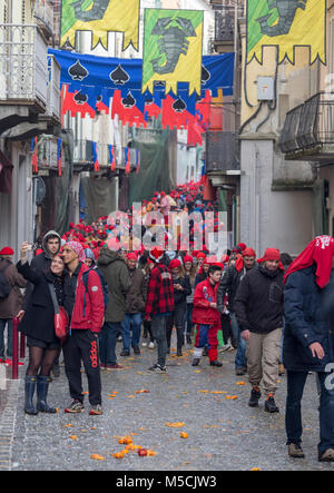 IVREA, Italia - 11 febbraio 2018: i partecipanti della battaglia delle arance durante il carnevale storico di Ivrea, Italia. Foto Stock