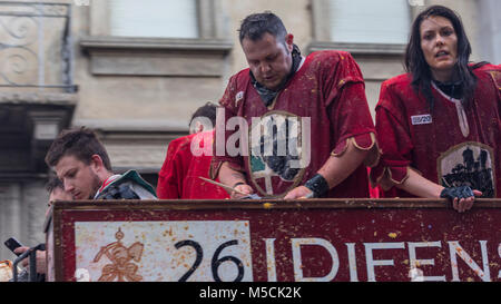 IVREA, Italia - 11 febbraio 2018: i partecipanti della battaglia delle arance durante il carnevale storico di Ivrea, Italia. Foto Stock