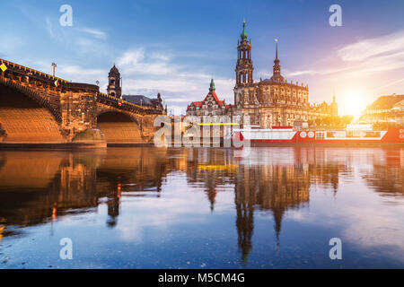 Dresden City skyline panorama al fiume Elba e Ponte di Augusto, Dresda, Sassonia, Germania Foto Stock