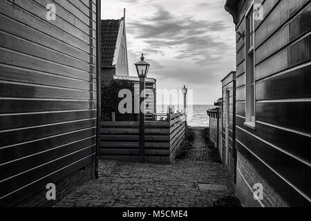 Foto in bianco e nero di un villaggio con le sue tipiche case in legno sull'isola di Marken nei Paesi Bassi Foto Stock