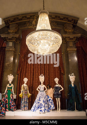 Valeria Monfredini regola un vestito (centro) realizzato in collaborazione del designer Theodore Elyett e gioielliere Catherine Rocheford, sia dalle Bahamas, sul display al Commonwealth Fashion Exchange exhibition in Australia House, Londra. La mostra che presenta i partenariati tra alcuni del Commonwealth più famosi designer e produttori artigianali, corre dal 22 febbraio al 6 marzo. Foto Stock