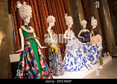 Valeria Monfredini regola un abito realizzato in collaborazione del designer Theodore Elyett e gioielliere Catherine Rocheford, sia dalle Bahamas, sul display al Commonwealth Fashion Exchange exhibition in Australia House, Londra. La mostra che presenta i partenariati tra alcuni del Commonwealth più famosi designer e produttori artigianali, corre dal 22 febbraio al 6 marzo. Foto Stock