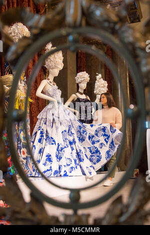 Valeria Monfredini regola un abito realizzato in collaborazione del designer Theodore Elyett e gioielliere Catherine Rocheford, sia dalle Bahamas, sul display al Commonwealth Fashion Exchange exhibition in Australia House, Londra. La mostra che presenta i partenariati tra alcuni del Commonwealth più famosi designer e produttori artigianali, corre dal 22 febbraio al 6 marzo. Foto Stock