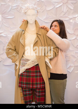 Valeria Monfredini regola un abito realizzato da Burberry, sul display al Commonwealth Fashion Exchange exhibition in Australia House, Londra. La mostra che presenta i partenariati tra alcuni del Commonwealth più famosi designer e produttori artigianali, corre dal 22 febbraio al 6 marzo. Foto Stock