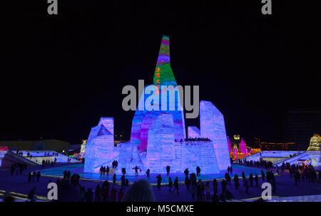 Scene notturne dal Harbin Ice Festival, Heilongjiang, Cina. Un enorme castello di ghiaccio. Foto Stock