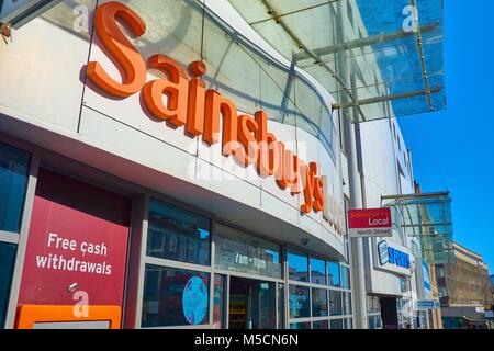 Negozio Sainsburys anteriore,Western road BRIGHTON REGNO UNITO, mostrando le lettere di colore arancione per il controllo ortografico di Salisbury si fondono con la Asda Foto Stock