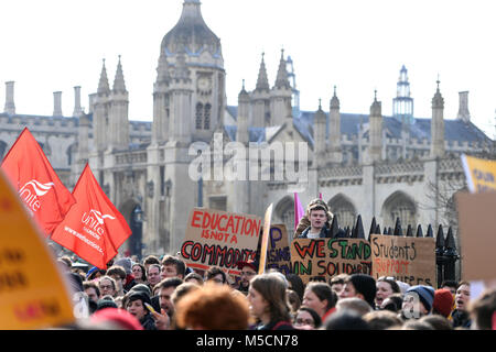 Gli studenti durante una manifestazione di protesta a Cambridge come università lavoratori iniziano un mese di walkouts nell'ultima fase di un'aspra disputa sulle pensioni. Foto Stock