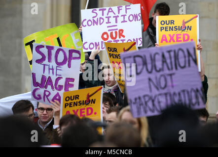 Gli studenti durante una manifestazione di protesta a Cambridge come università lavoratori iniziano un mese di walkouts nell'ultima fase di un'aspra disputa sulle pensioni. Foto Stock