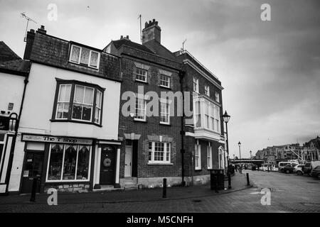 WEYMOUTH, Regno Unito - 26 dicembre 2017 - Vista di negozi nella zona del porto vecchio di Weymouth Dorset, Inghilterra, Regno Unito, dicembre 26, 2017. Foto Stock