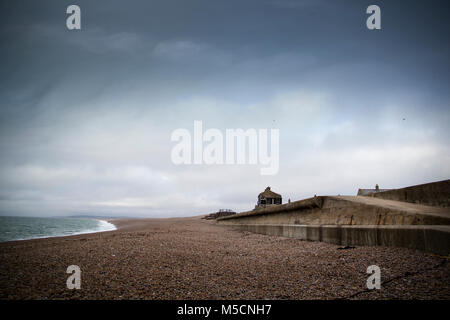 WEYMOUTH DORSET, Regno Unito - 26 dicembre. 2017. Dark skies over Chesil famosa per la sua spiaggia di ciottoli di Weymouth, una città costiera nella contea di Dorset, Engl Foto Stock