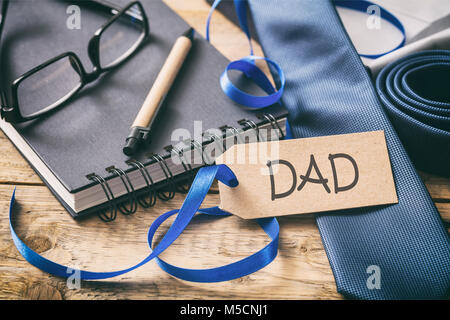La festa del papà concetto. Cravatta blu, testo papà sul tag, ufficio sfondo scrivania Foto Stock
